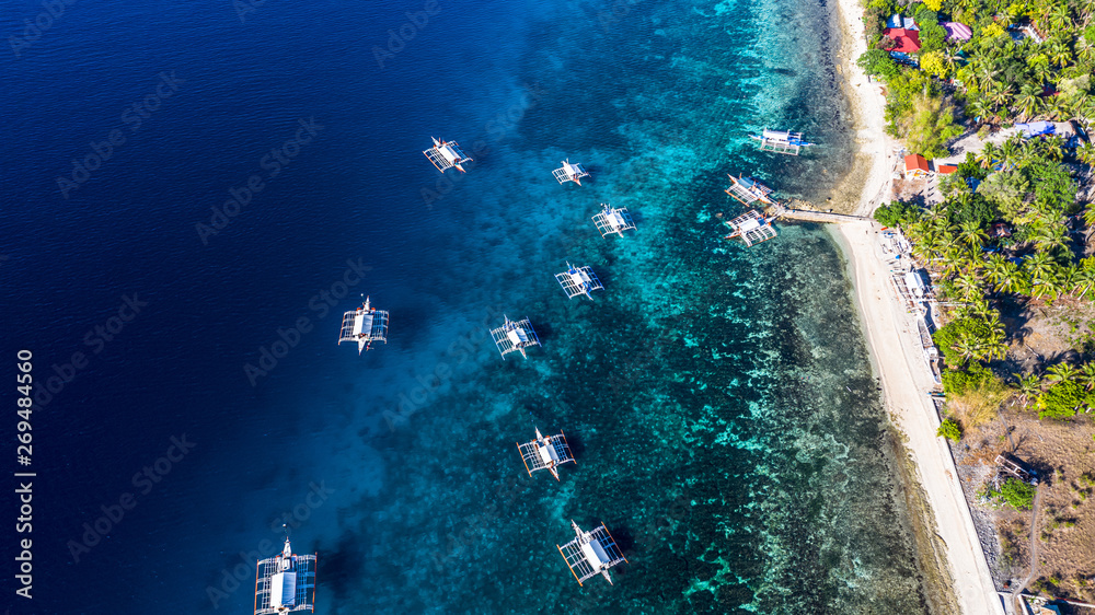 俯瞰菲律宾宿务奥斯洛布的海湾和海岸，这是浮潜和水肺驾驶的最佳场所