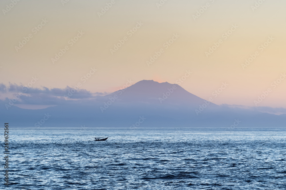 日出中的阿贡火山