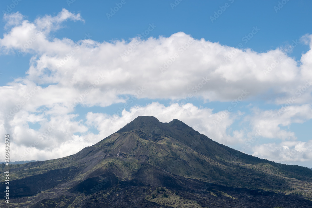 蓝天下的阿贡火山