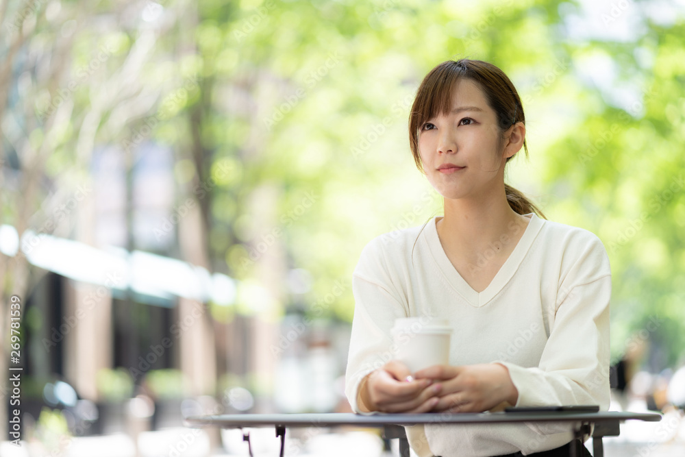 カフェでリラックスする女性