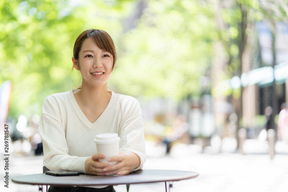 カフェでリラックスする女性