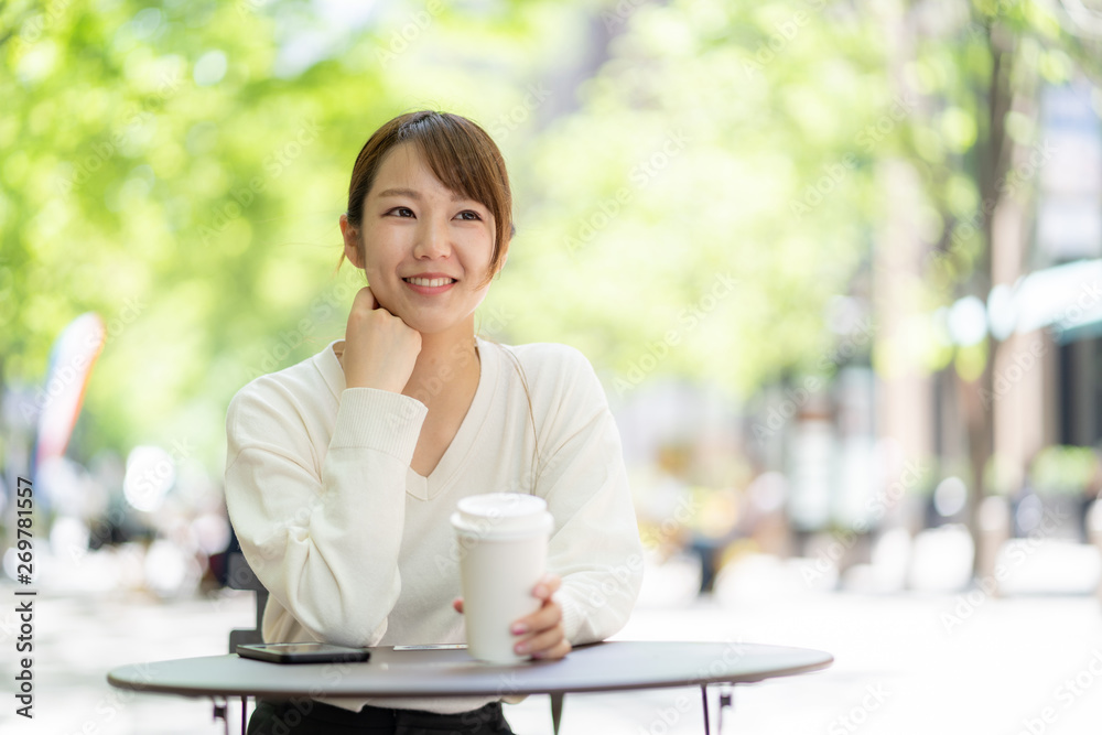 カフェでリラックスする女性