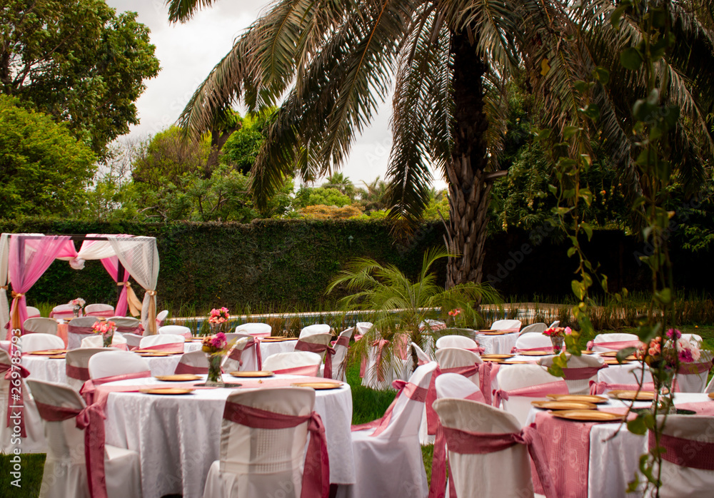 boda al aire libre decoración rosa