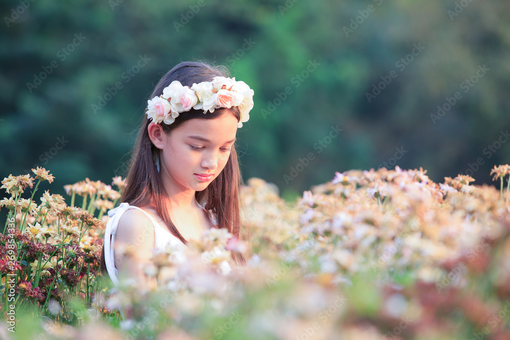 年轻美女的肖像，穿着白色复古连衣裙的漂亮女孩，一个带wh的美女