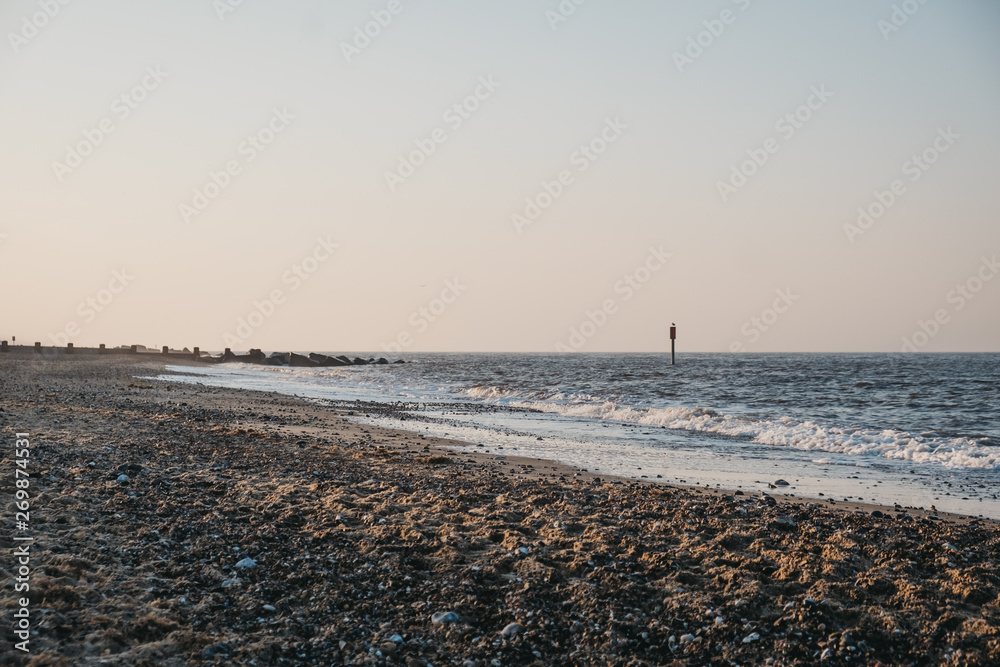 日落时，英国诺福克霍西峡海滩的景色。