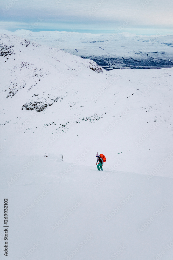 在雪山上徒步旅行