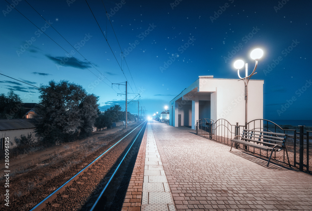 夏日夜晚美丽的火车站。黄昏的乡村铁路。有铁路的工业景观