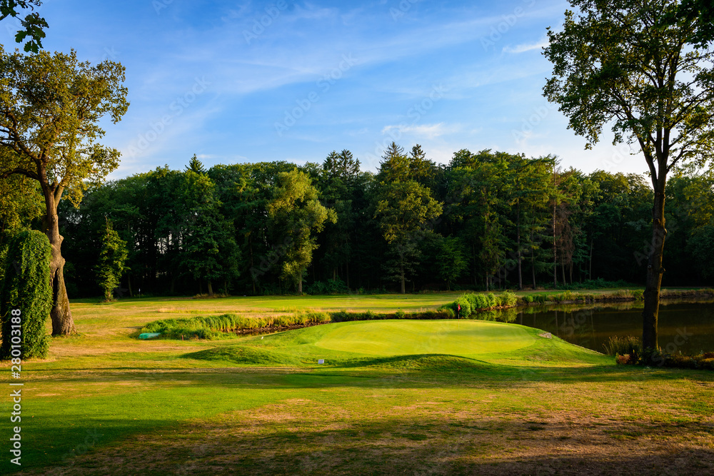 Pole golfowe przy zachodzącym świetle