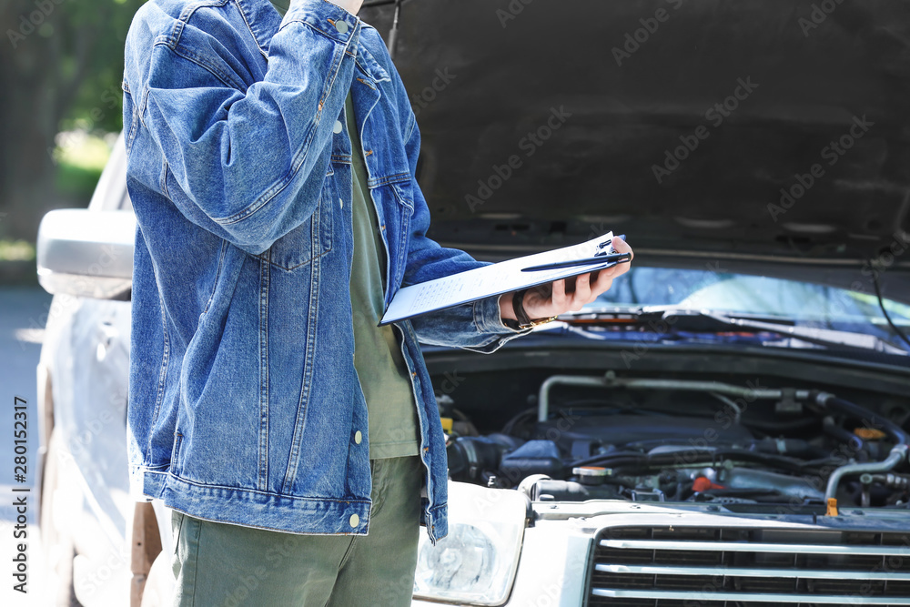 保险代理人在事故后检查汽车