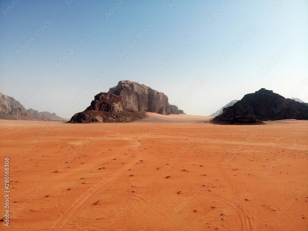 从上方俯瞰巨大、红色、炎热和非常美丽的沙漠Wadi Rum.约旦王国