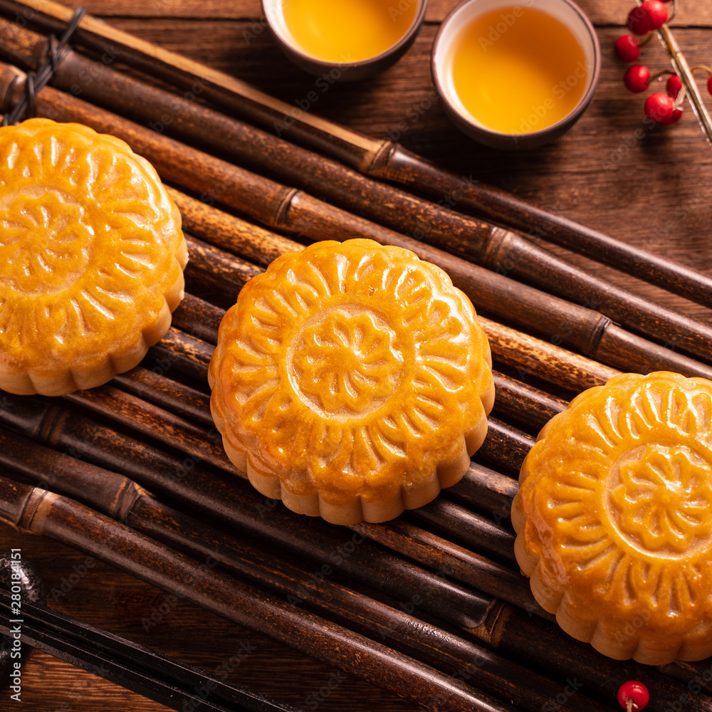 月饼月饼餐桌设置-木制茶杯的圆形中国传统糕点b