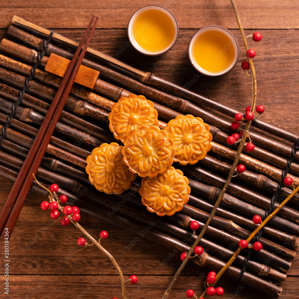 月饼月饼餐桌设置-木底茶杯的中国传统糕点，米