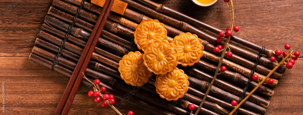 月饼月饼餐桌设置-木底茶杯的中国传统糕点，米