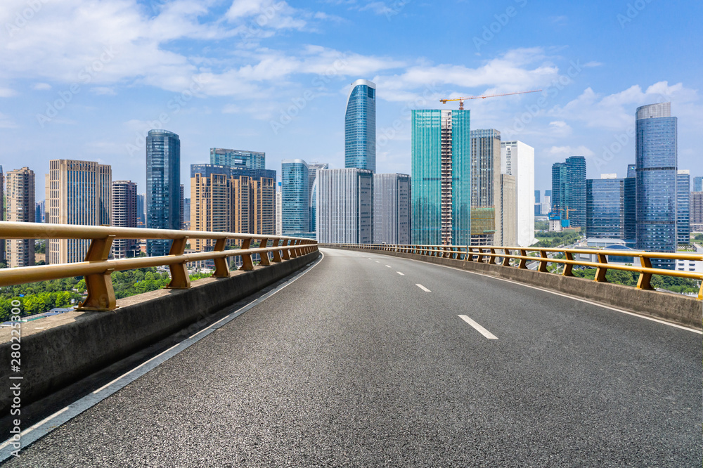 城市天际线的空旷道路