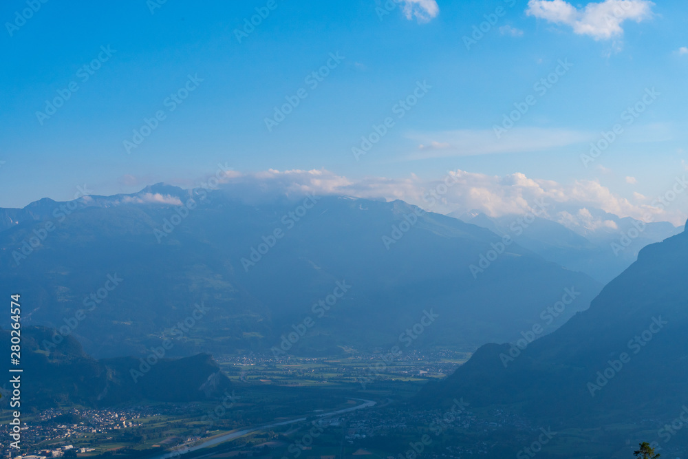 从利希滕斯坦看到的阿尔卑斯山全景