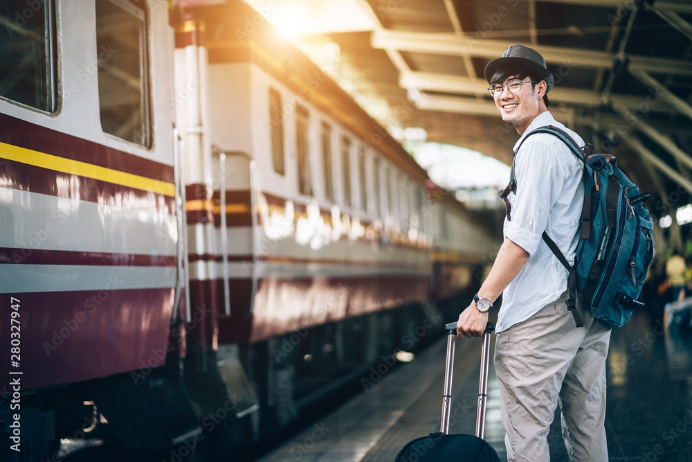 亚洲人是旅行者，他在等他们的火车。户外冒险旅行的火车概念。禁止