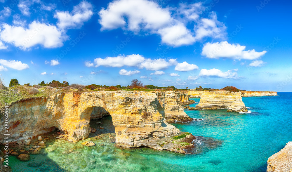 Torre Sant Andrea悬崖、岩石拱门的如画海景