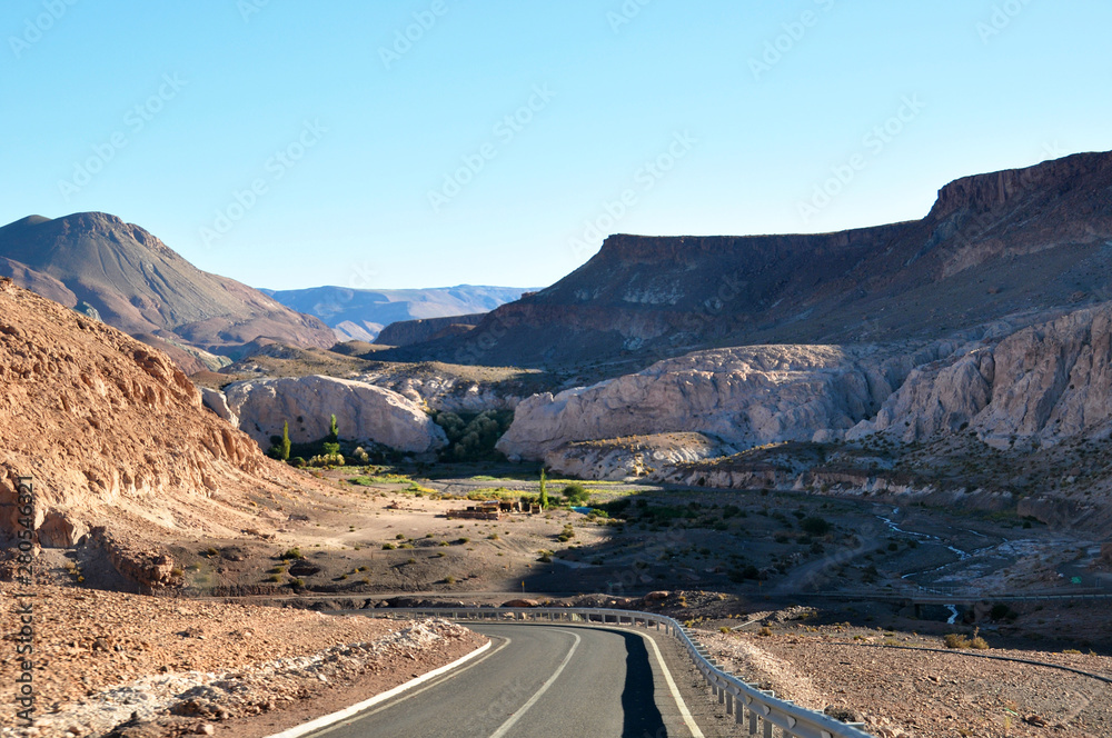 reise durch peru bolivien chile in atacama wüste, rainbow valley und dorf chiu chiu mit alter kirche