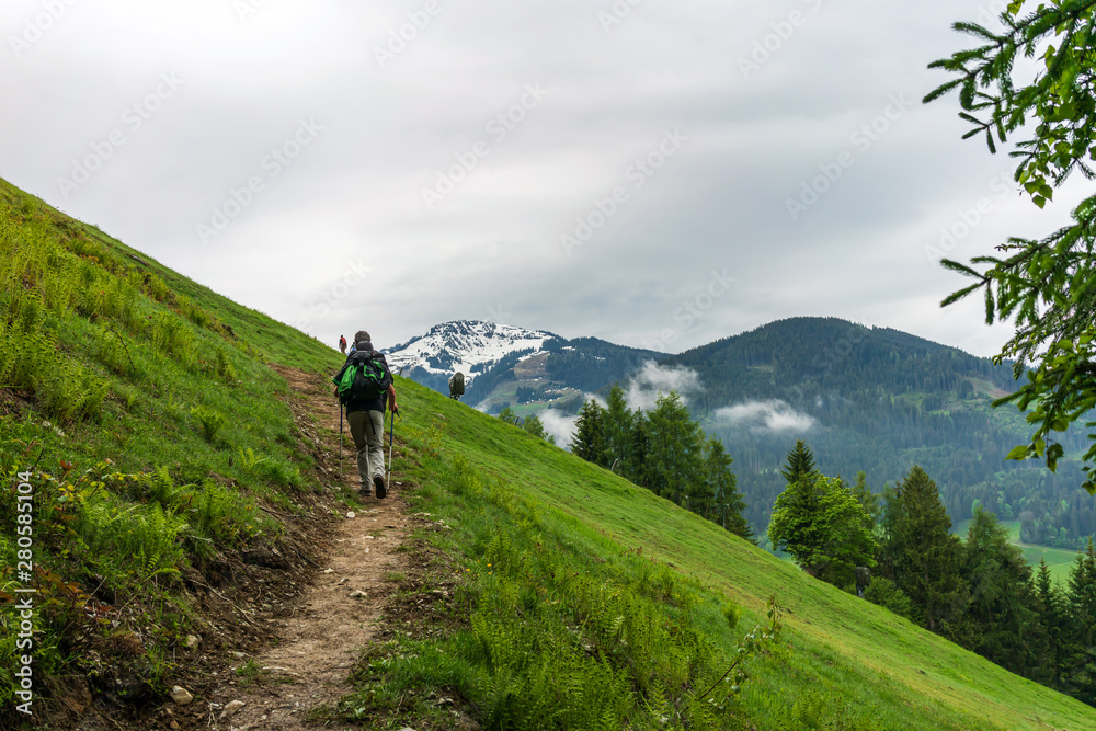 人们在Maria Alm am Steinennen Meer的山上徒步旅行