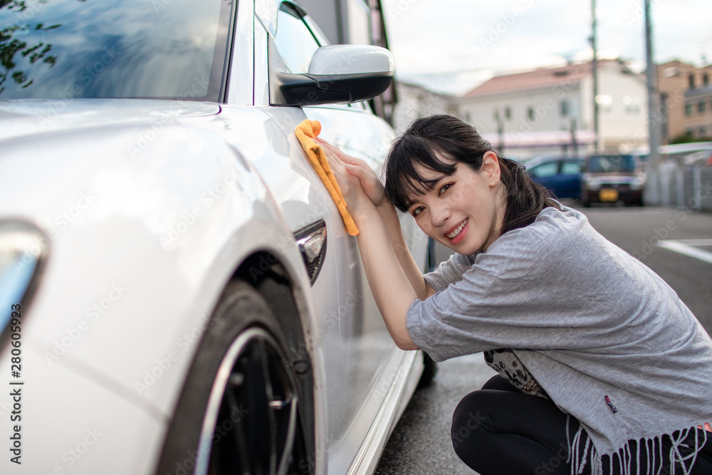 スポーツカーを拭き取る女性