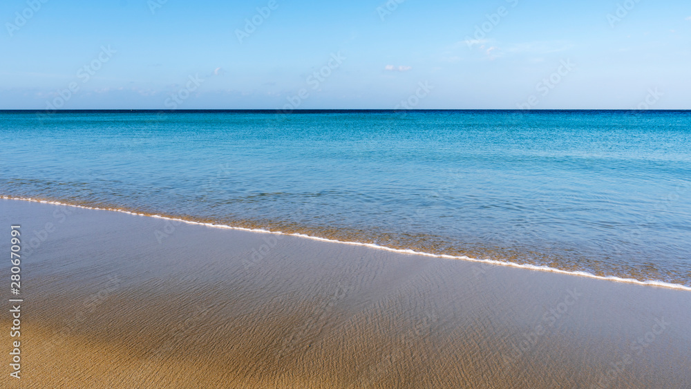 热带沙滩，蓝天和海浪拍打在沙滩上，自然背景或s的图像