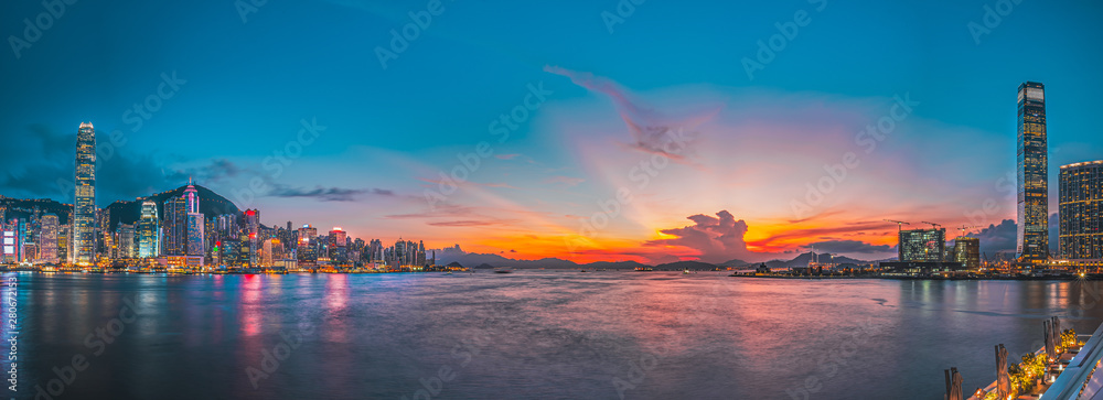 美丽日落中的香港维多利亚港