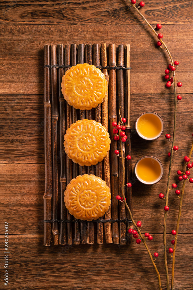 月饼月饼餐桌设置-木底茶杯的中国传统糕点，米