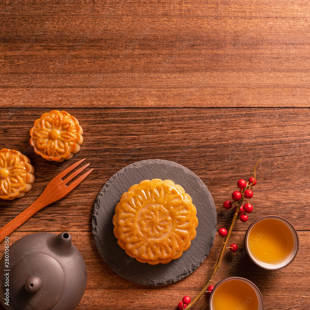 月饼月饼餐桌设置-木底茶杯的中国传统糕点，米