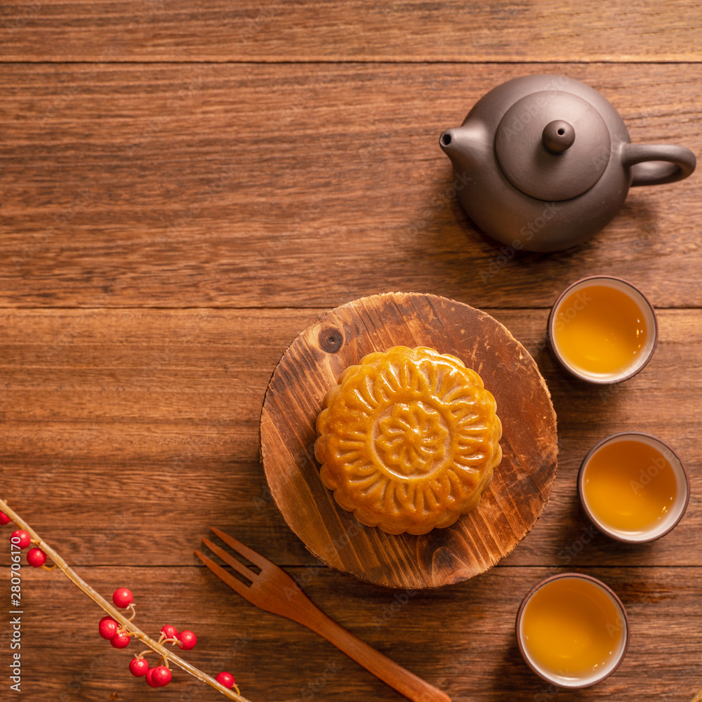 月饼月饼餐桌设置-木底茶杯的中国传统糕点，米