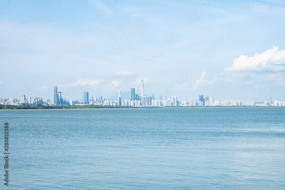 中国深圳城市大厦和深圳湾公园海平面天际线景观