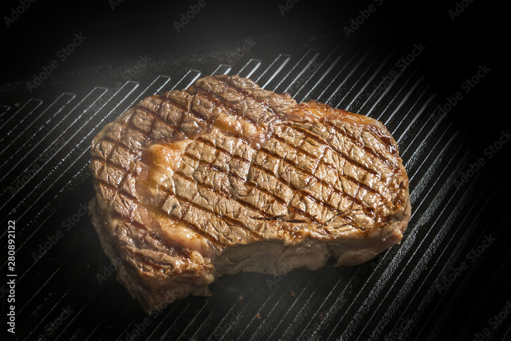 高級グリルステーキ Thick cut luxury fresh beef steak