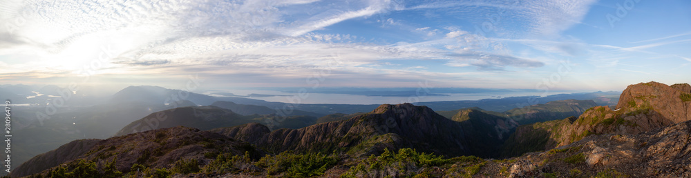 在充满活力的夏季日落期间，加拿大山脉景观的美丽全景。拍摄于Mt.