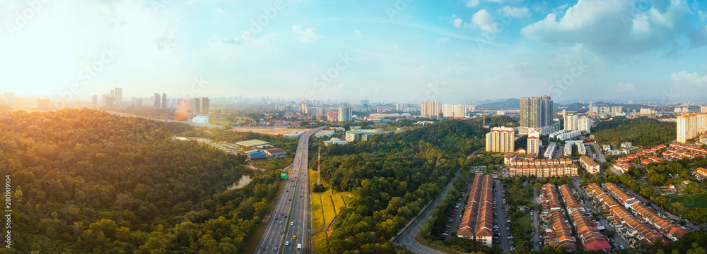 位于马来西亚吉隆坡的全景广角城市景观、绿色公园、露台房屋和高速公路