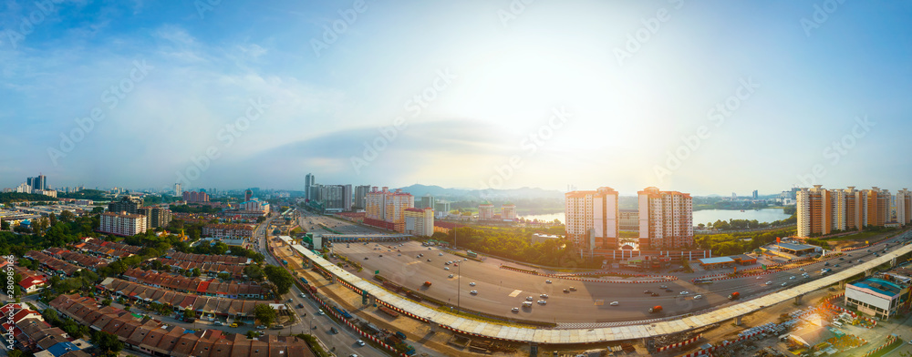 位于马来西亚吉隆坡的全景广角城市景观、湖泊花园、露台房屋和高速公路