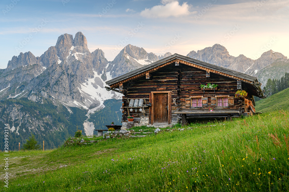 奥地利阿尔卑斯山的舒适小屋。奥地利萨尔茨堡