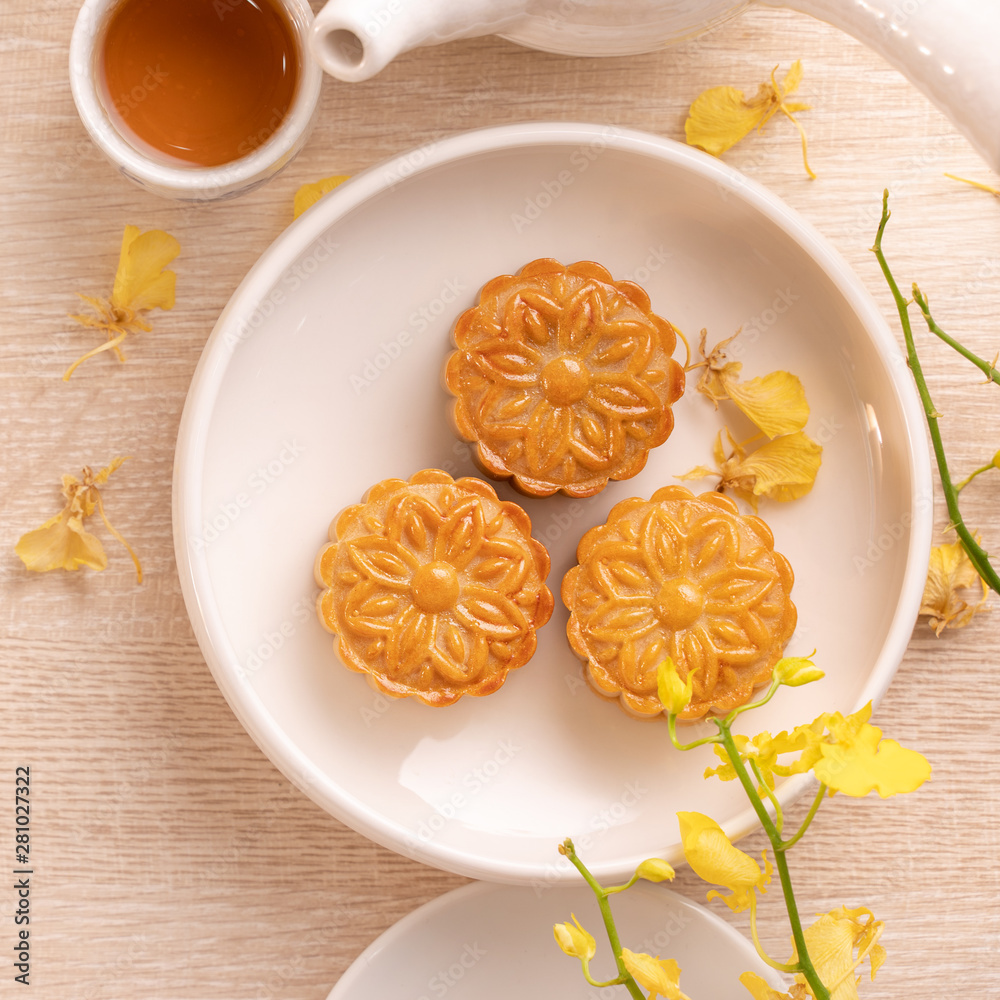 图案精美、装饰有黄色花朵的中秋美味月饼