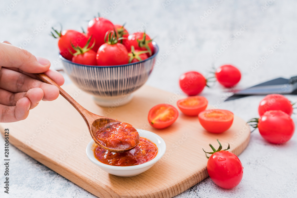 A plate of ketchup and tomatoes	