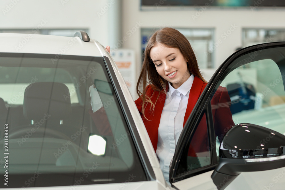 女士在沙龙选新车