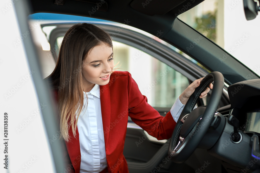 女士在沙龙选新车