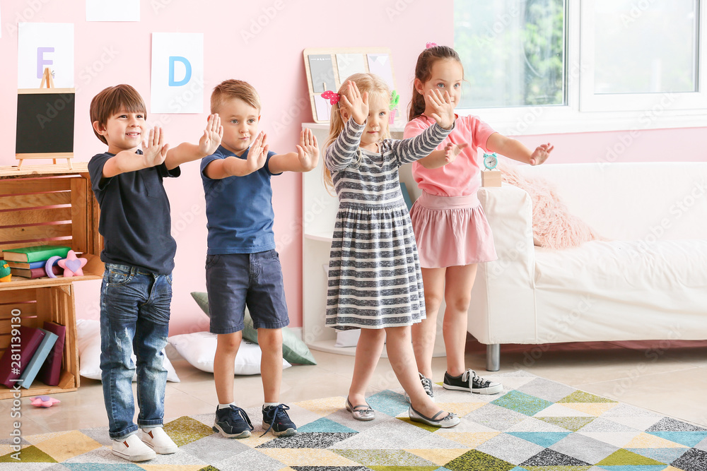 幼儿园里可爱的小孩