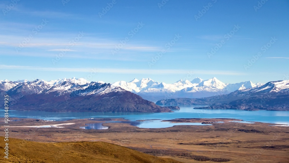 美丽的山谷全景，碧绿的湖泊和白雪覆盖的山脉在背格罗