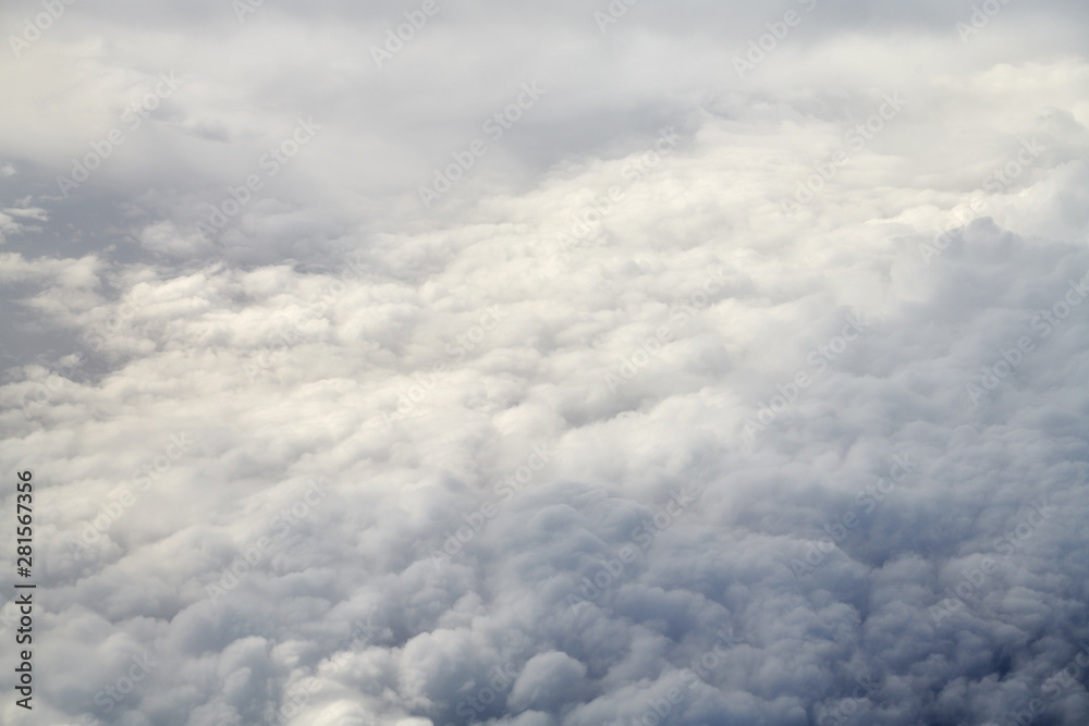 Take aerial photos of the sea of clouds on the plane.