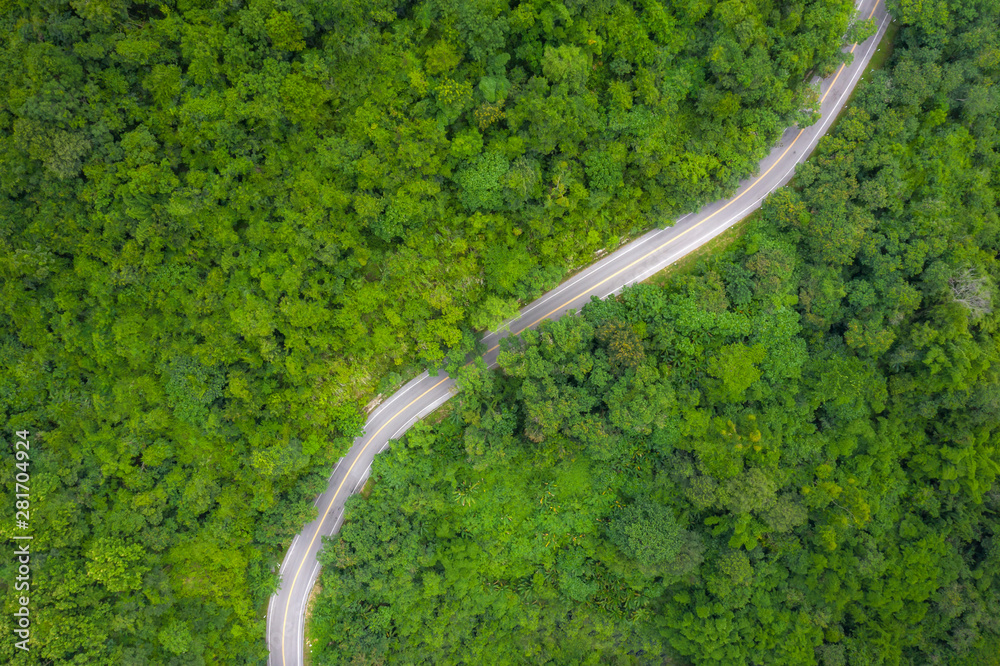 穿越泰国热带雨林景观的山路鸟瞰图。