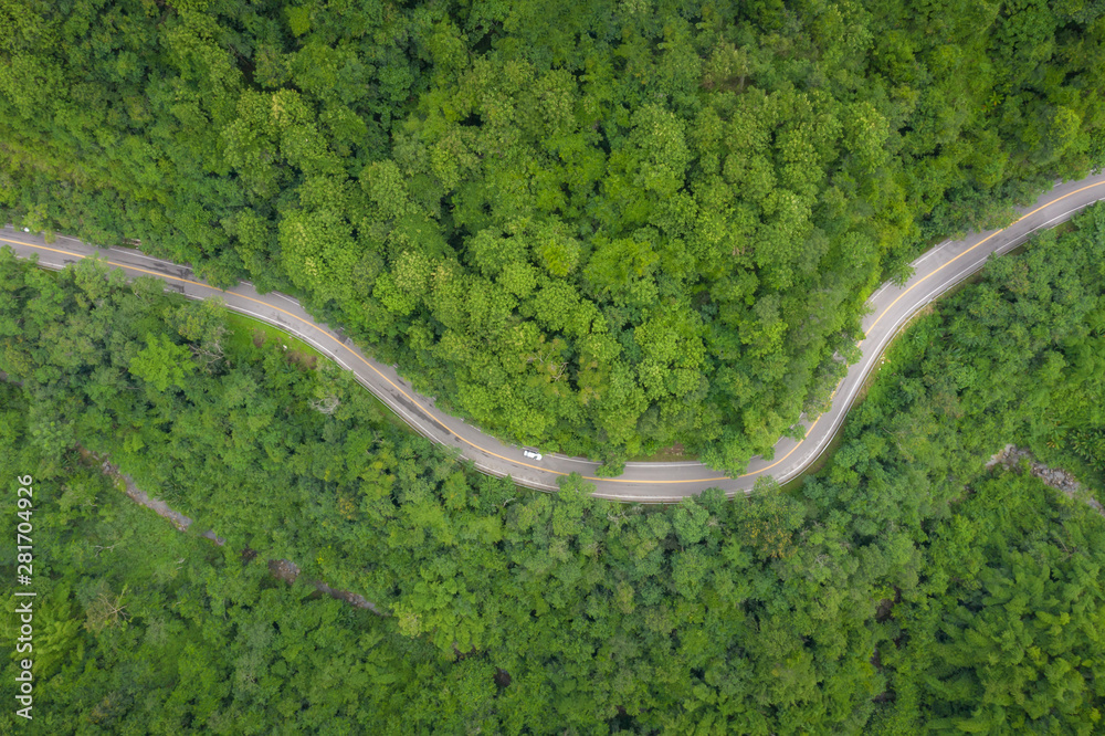 穿越泰国热带雨林景观的山路鸟瞰图。