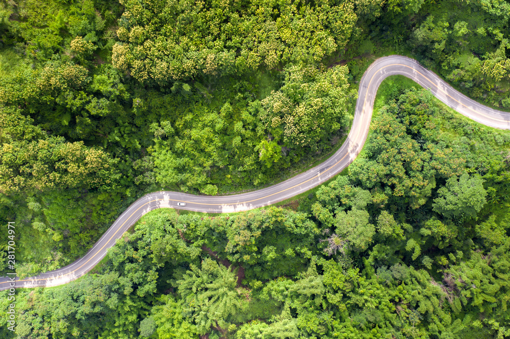 穿越泰国热带雨林景观的山路鸟瞰图。