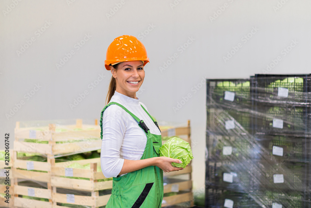 一位在有机食品行业工作的年轻女性员工的画像