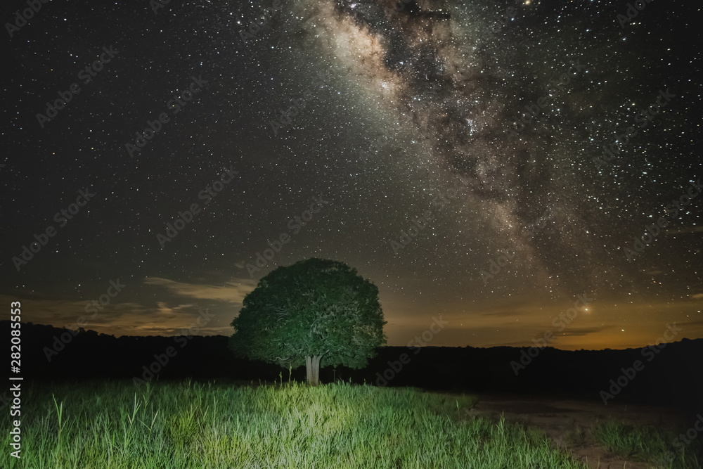 夜空中有星星和银河。拍摄对象模糊、低调、嘈杂。在泰国的Thung Ka Mang