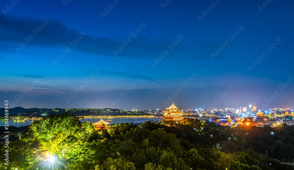 杭州城市夜景与古亭……