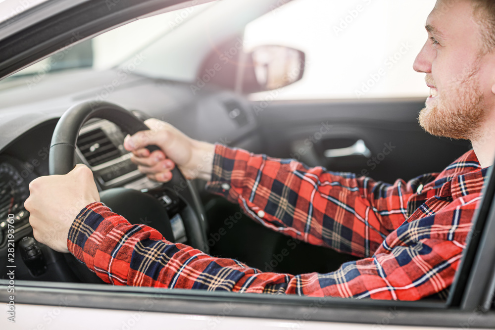 男士在沙龙选择新车