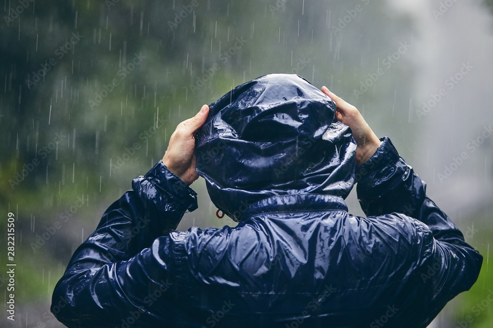 大雨中的旅行者